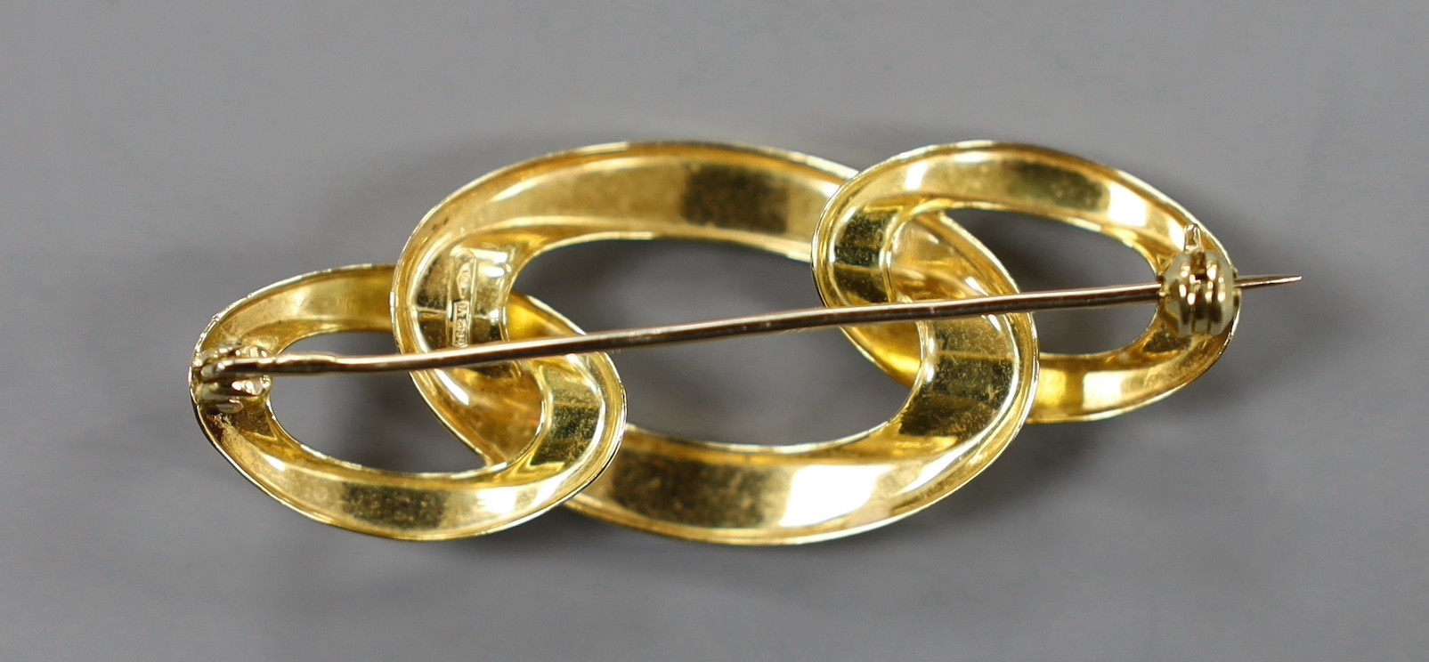 A mid to late 20th century Italian 750 yellow metal triple oval link brooch, 46mm, 4.9 grams.